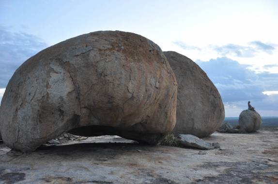 Observando o pôr-do-sol no Lajedo do Pai Mateus, região de Cabaceiras - PB